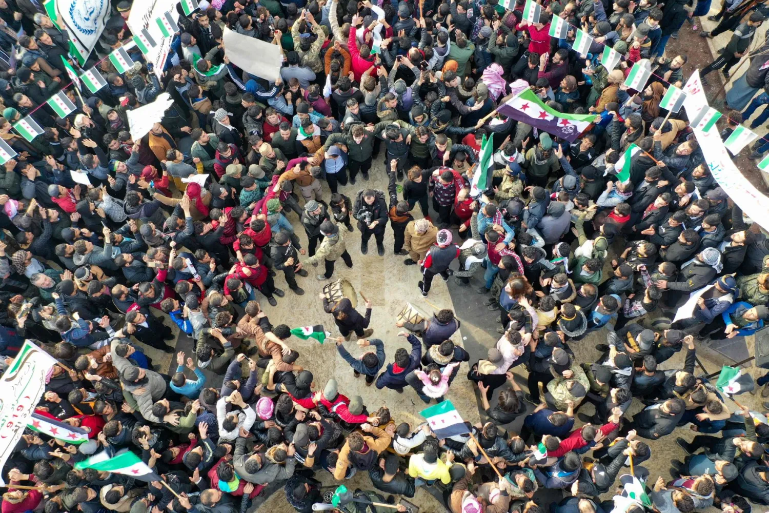 مشهد من الجو لاحتجاجات المعارضين للتقارب التركي - السوري في مدينة إدلب أمس (أ.ف.ب)

