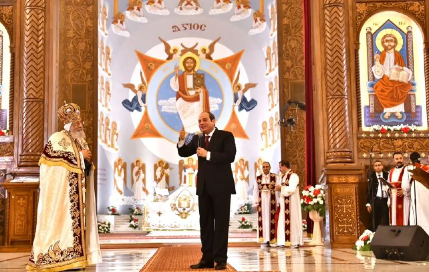 الرئيس المصري عبد الفتاح السيسي خلال زيارته لكاتدرائية «ميلاد المسيح» في العاصمة الإدارية الجديدة لتقديم التهنئة للمسيحيين... (الرئاسة المصرية)

