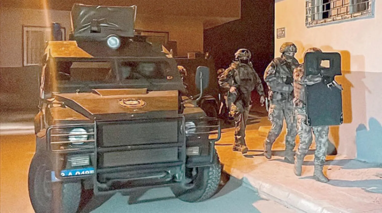 عناصر مكافحة الإرهاب التركية أثناء مداهمة منزل لـ«داعشي» في مرسين جنوب البلاد (الأناضول)