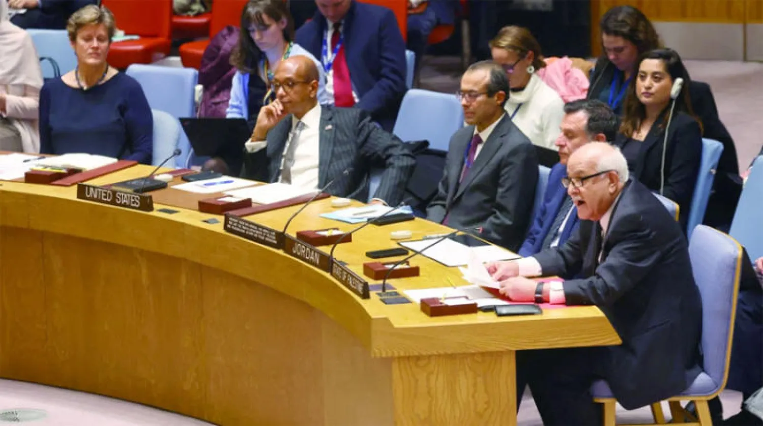 المندوب الفلسطيني رياض منصور يتحدث خلال الجلسة الطارئة لمجلس الأمن أول من أمس (رويترز)