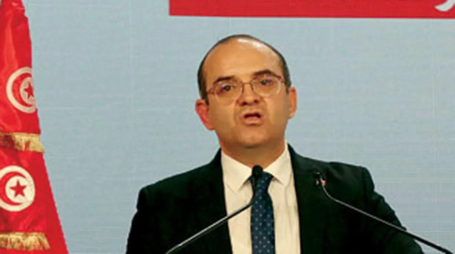 فاروق بوعسكر رئيس الهيئة المستقلة للانتخابات خلال إعلانه نتائج الدور الأول من انتخابات البرلمان التونسي (إ.ب.أ)
