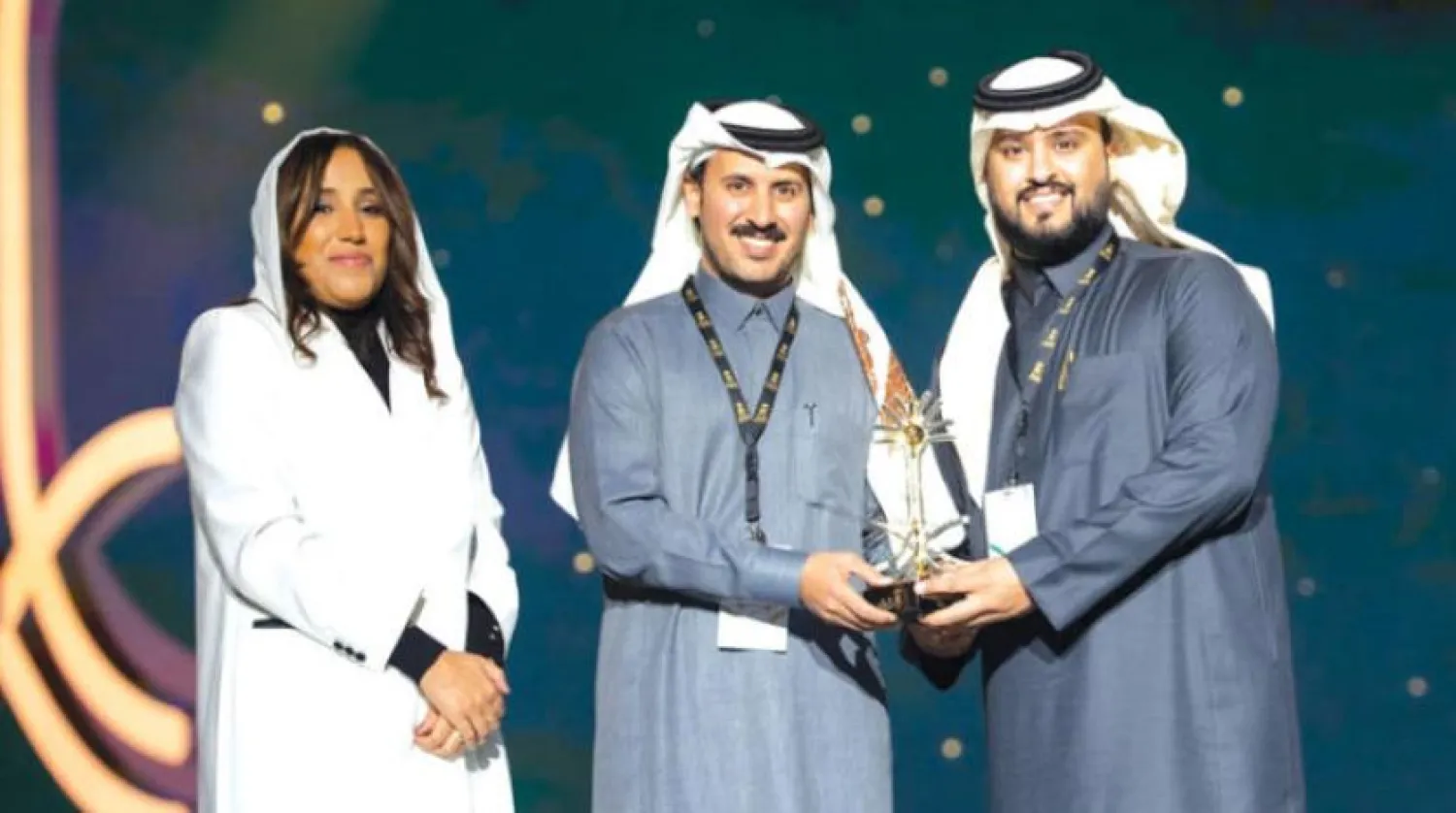 Saudi Research & Marketing Group (SRMG) CEO Joumana Alrashid honors social media influencer Thawab Alsubaie with his prize. (Asharq Al-Awsat) 