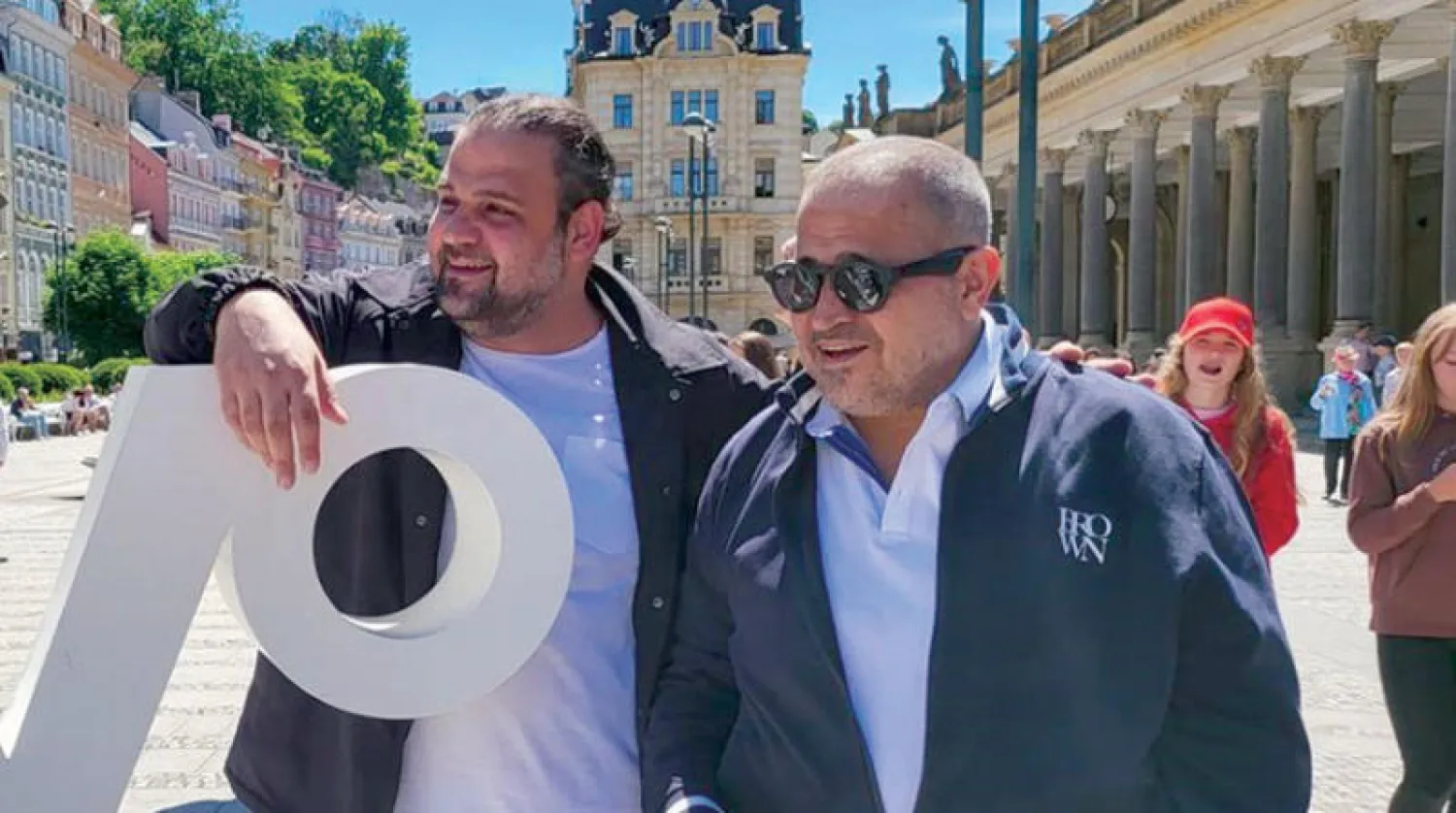 صورة وزعها جورج وسوف له مع ابنه وديع خلال «رحلة استجمام صحي» (حساب جورج وسوف في تويتر)