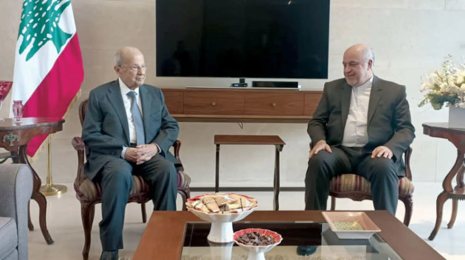 الرئيس السابق ميشال عون مستقبلاً السفير الايراني أمس (دالاتي ونهرا)