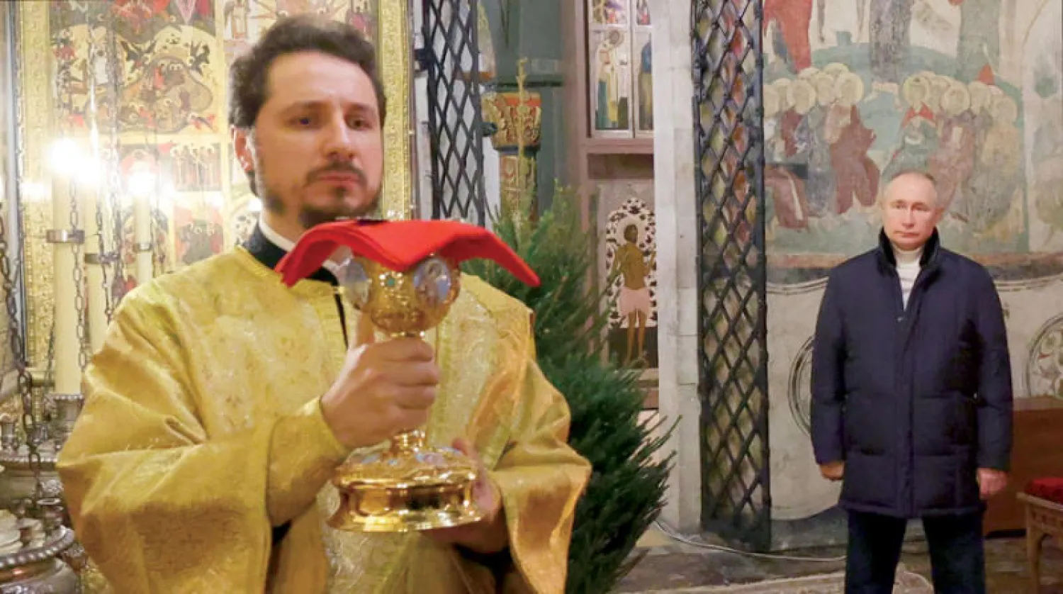 حضر الرئيس الروسي فلاديمير بوتين أمس السبت قداس عيد الميلاد للكنيسة الأرثوذكسية بمفرده داخل كاتدرائية بالكرملين (أ.ب)