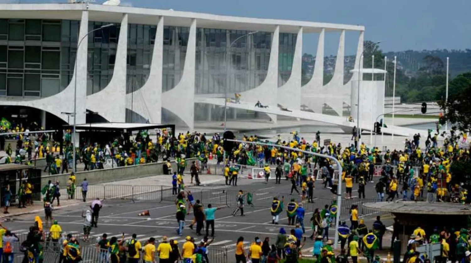 أنصار الرئيس البرازيلي السابق جايير بولسونارو يقتحمون القصر الرئاسي في برازيليا أمس (أ.ب)