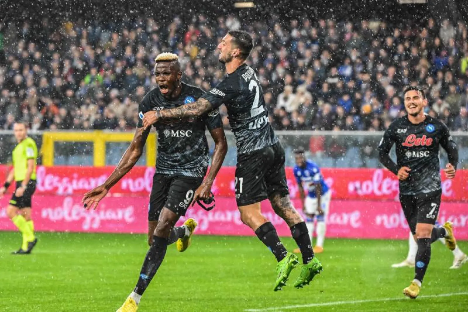 نابولي قدم أداء مميزاً ليستعيد الصدارة (رويترز)