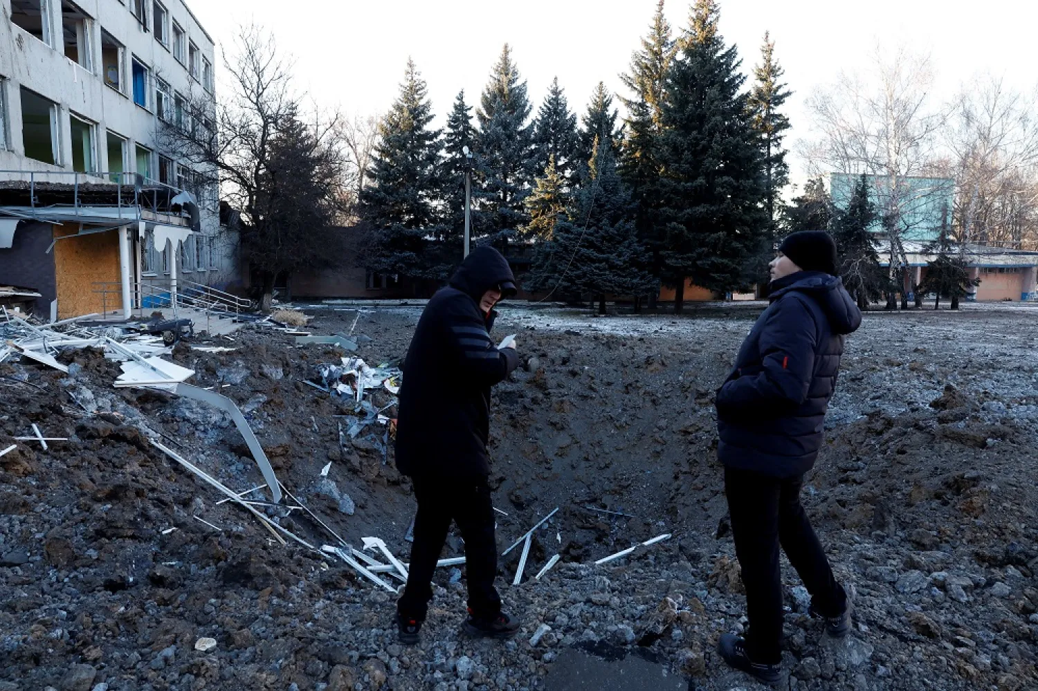 People look at the site of a missile strike that occurred during the night, as Russia's attack on Ukraine continues, in Kramatorsk, Ukraine, January 8, 2023. (Reuters)
