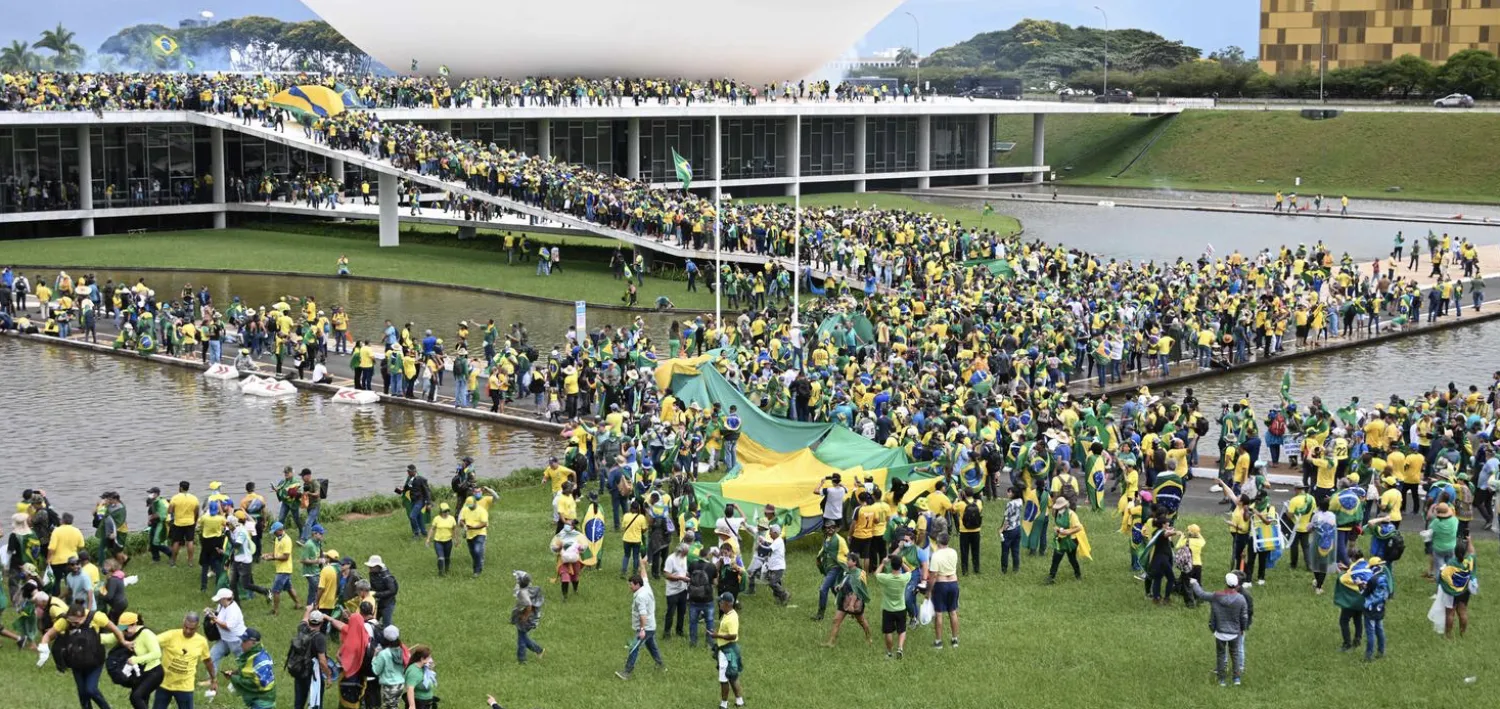 لقطة متداولة لأنصار بولسونارو خلال اقتحامهم المباني الحكومية