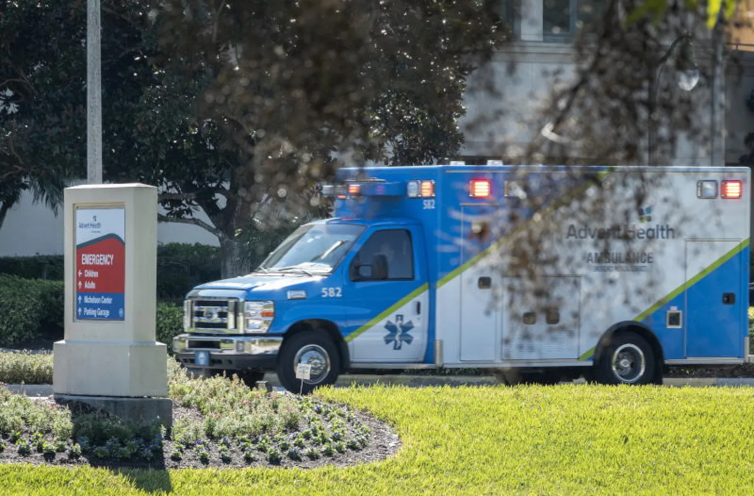سيارة إسعاف عند مدخل مستشفى «أدفنت هلث سيليبريشن» (إ.ب.أ)