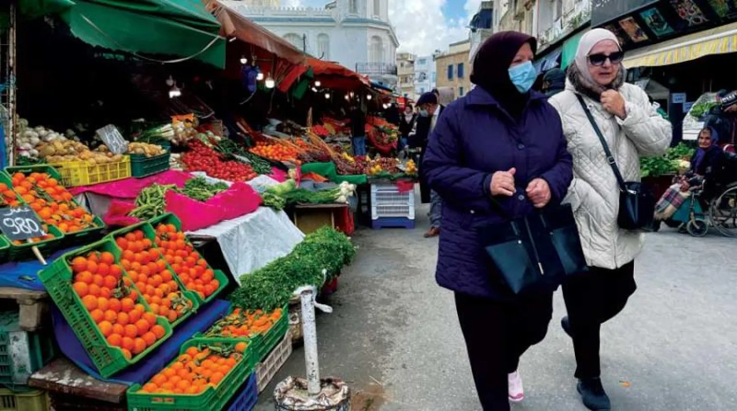 نساء يسرن في سوق بتونس العاصمة (رويترز)