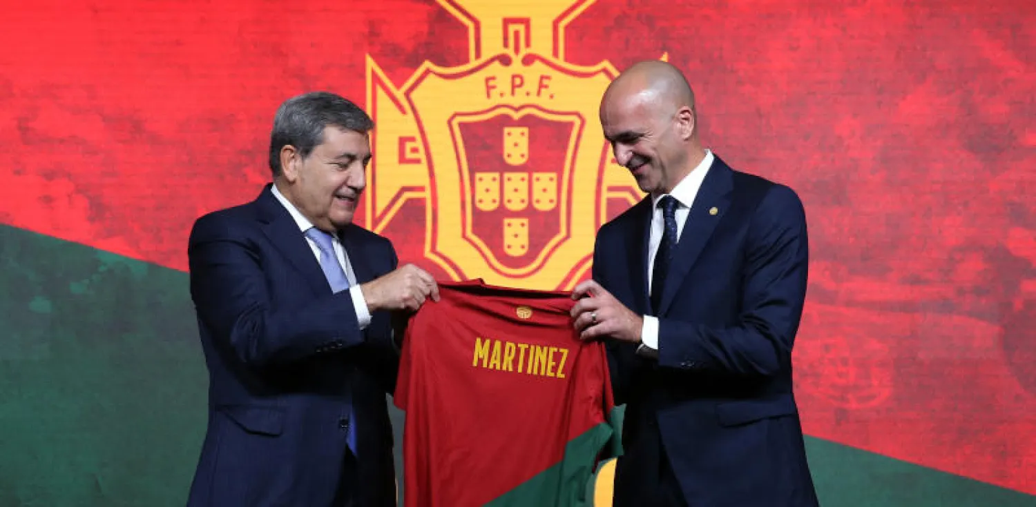 مارتينيز خلال تقديمه اليوم بمعية رئيس الاتحاد البرتغالي لتدريب المنتخب الوطني (رويترز)