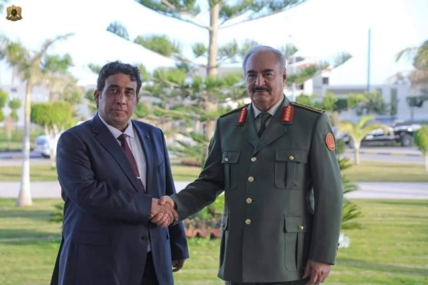 محمد المنفي رئيس المجلس الرئاسي الليبي وخليفة حفتر القائد العام لـ«الجيش الوطني» (أرشيفية- القيادة العامة)