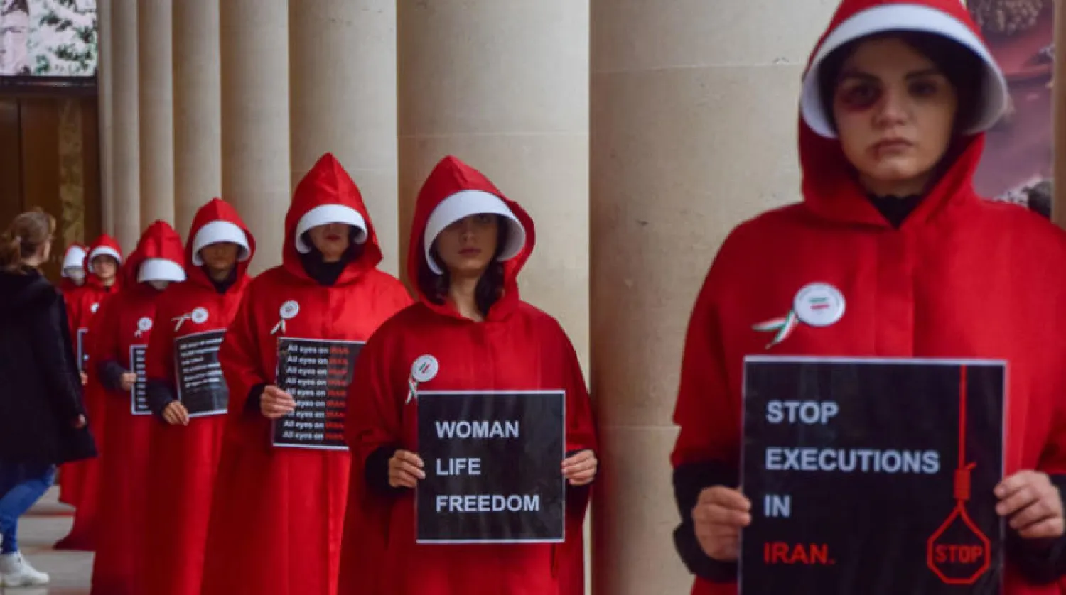 نساء يحتججن ضد الإعدام بارتداء أزياء مسلسل «حكاية أمة» في لندن السبت الماضي (د.ب.أ)