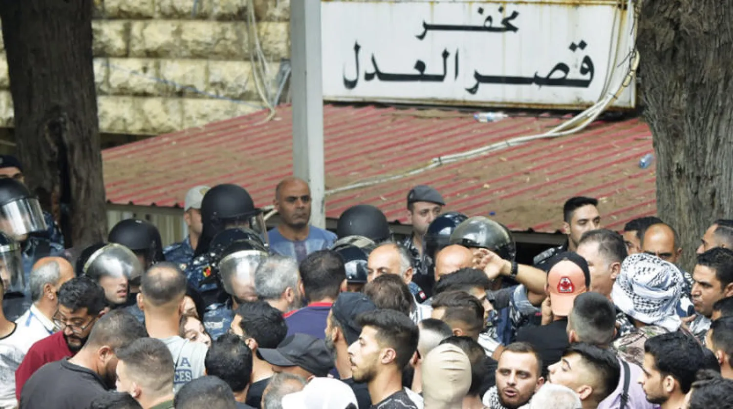 متظاهرون أمام قصر العدل في بيروت للمطالبة بإطلاق محتجزين قاموا باقتحام مصارف للمطالبة بودائعهم، سبتمبر الماضي (غيتي)