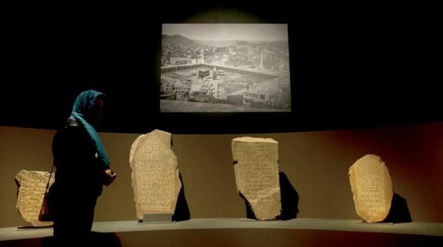 مجموعة من شواهد القبور الأثرية من مقبرة المعلاة بمكة أثناء عرضها في برلين ضمن معرض «طرق التجارة في الجزيرة العربية» عام 2012 (غيتي)
