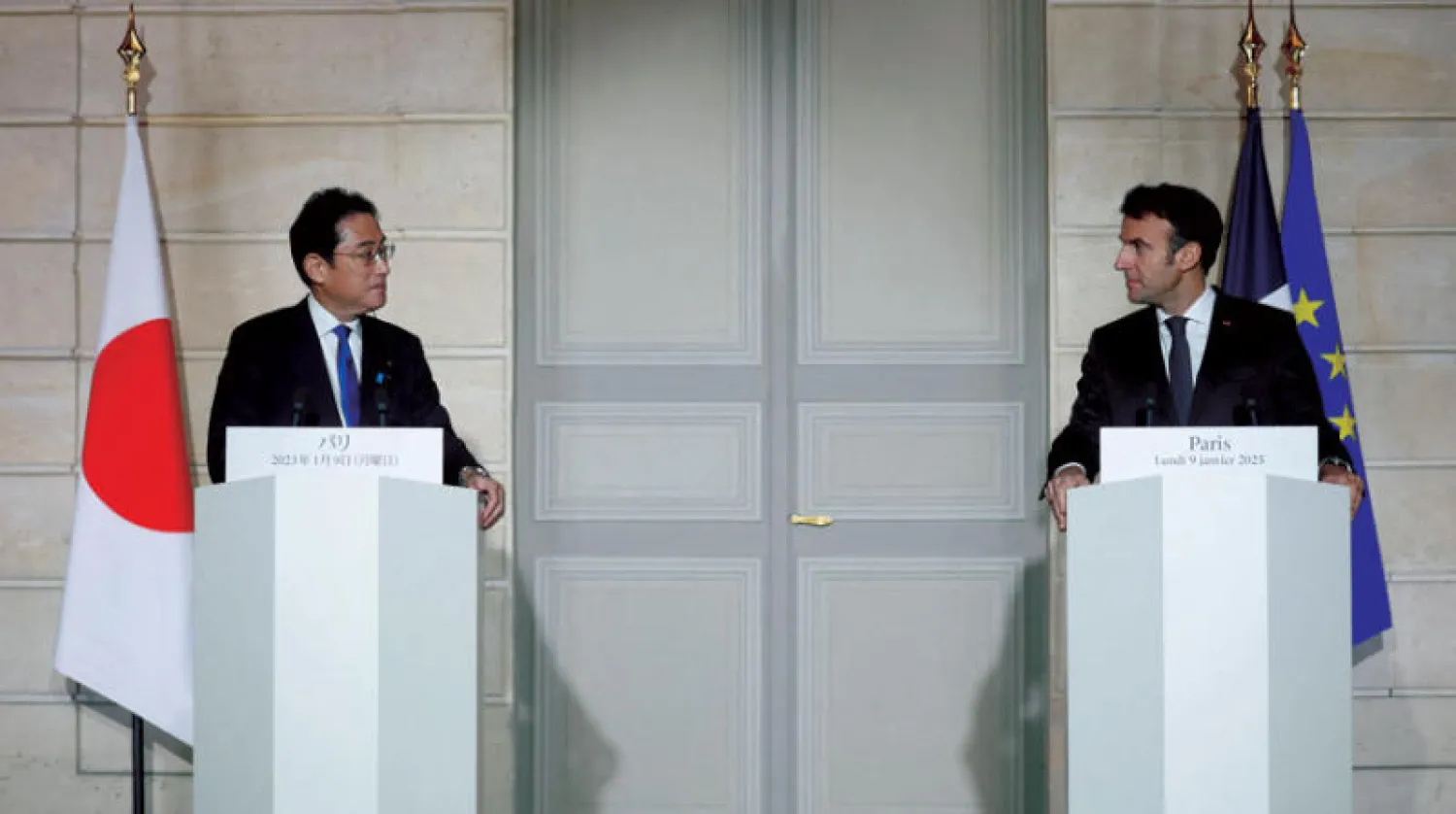 ماكرون وكوشيدا في مؤتمر صحافي في الإليزيه مساء أول من أمس (أ.ب)