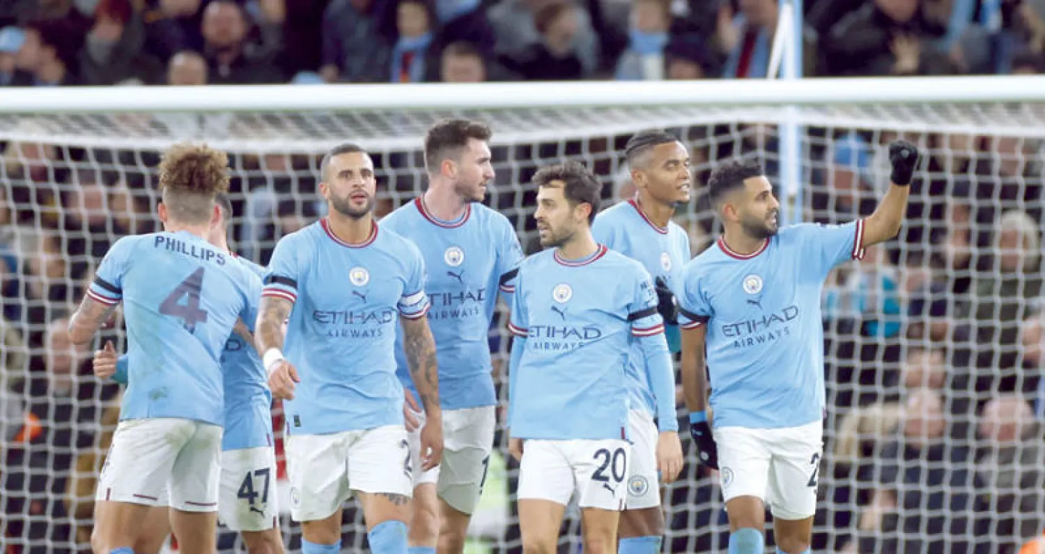 لاعبو سيتي يحتفلون بانتصارهم على تشيلسي ويتطلعون لفوز جديد أمام ساوثهامبتون (رويترز)