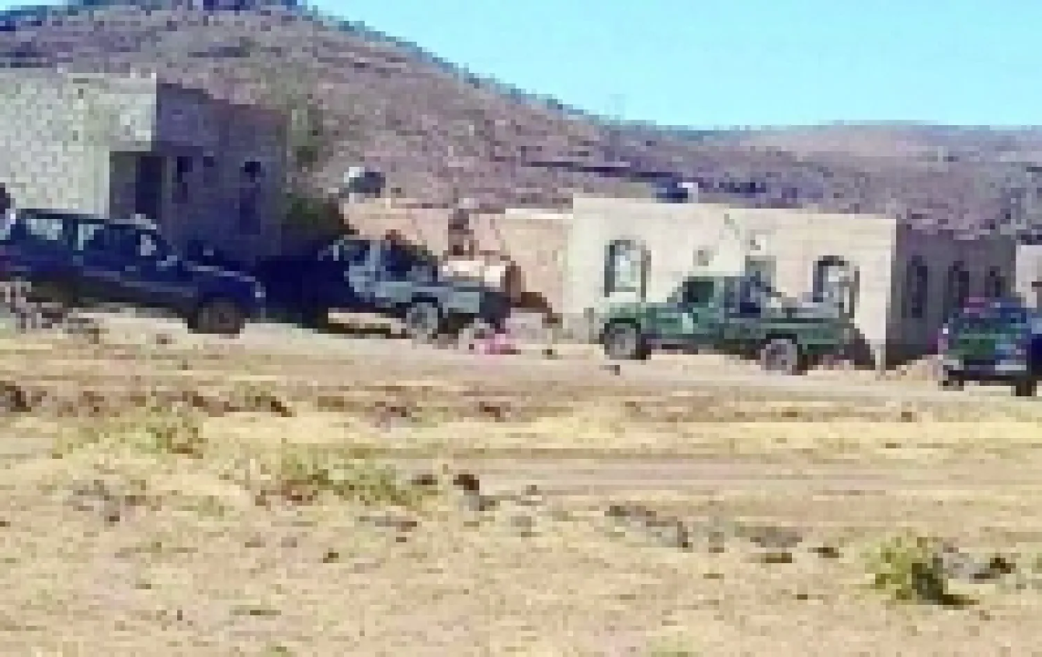 صورة متداولة على «فيسبوك» لعربات حوثية تواكب الاستيلاء على الأراضي غرب صنعاء