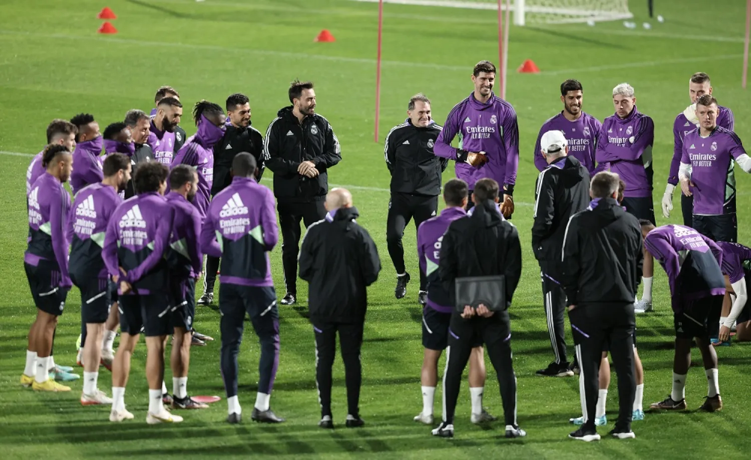 Football - Spanish Super Cup - Real Madrid Training - Al-Nassr Saudi Club, Riyadh, Saudi Arabia - January 10, 2023 Real Madrid coach Carlo Ancelotti talks with the players during training. (Reuters)