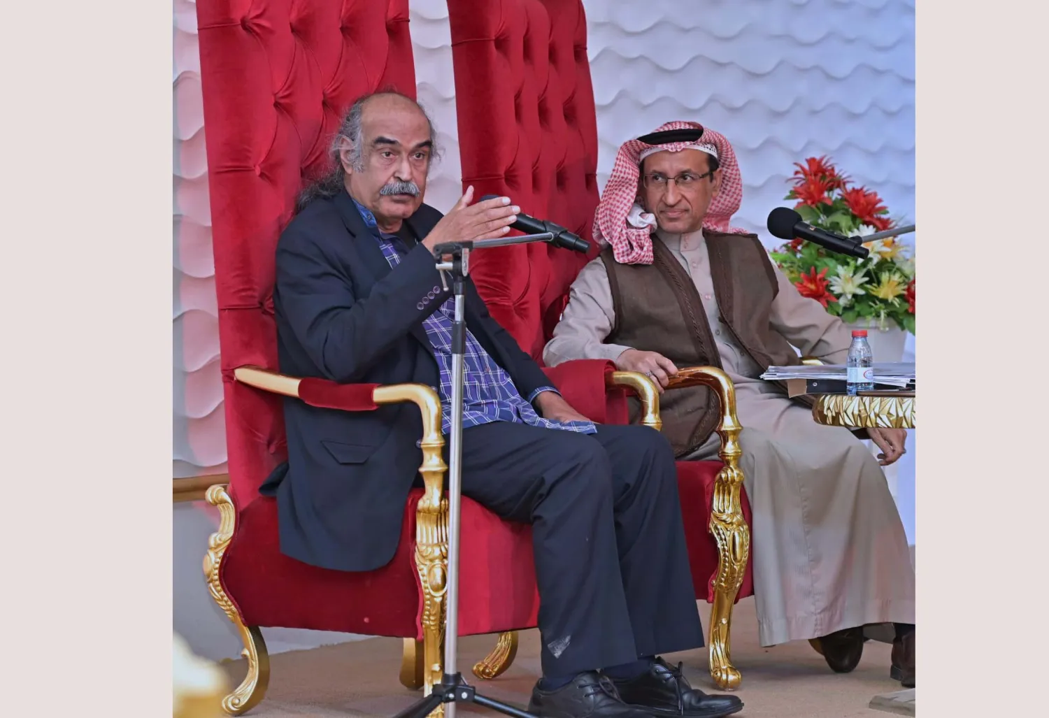 الشاعر البحريني قاسم حداد في الأمسية الشعرية التي قدم لها الشاعر محمد الماجد (الشرق الأوسط)