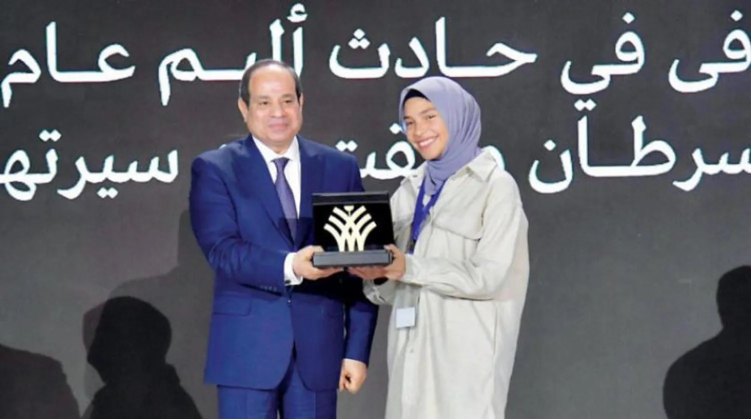 The Egyptian President honors one of the participants in the National Alliance for Civil Development Work (Egyptian Presidency)
