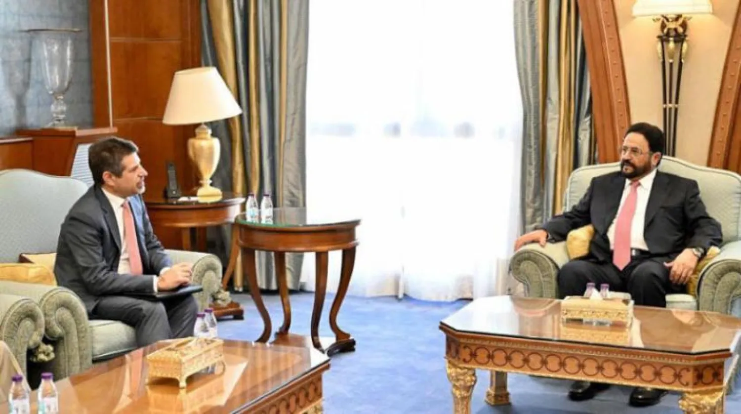 PLC member Sultan al-Arada meets with the US ambassador to Yemen, Steven Fagin, in Riyadh (Saba News Agency)