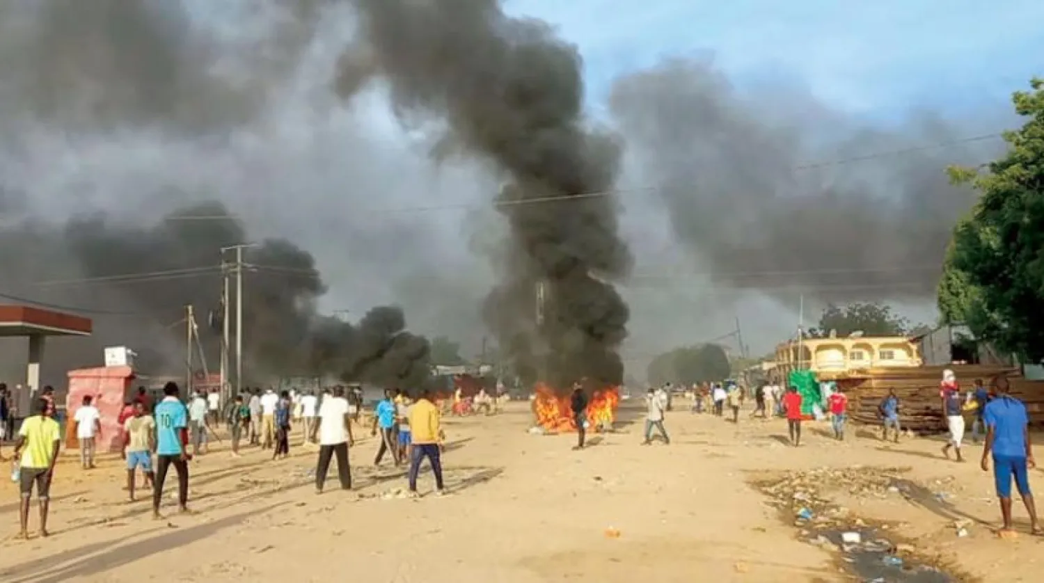 Hükümet karşıtı protestocular Ekim 2022’de N'Djamena'daki (Çad) çatışmalar sırasında ateş yakıyor