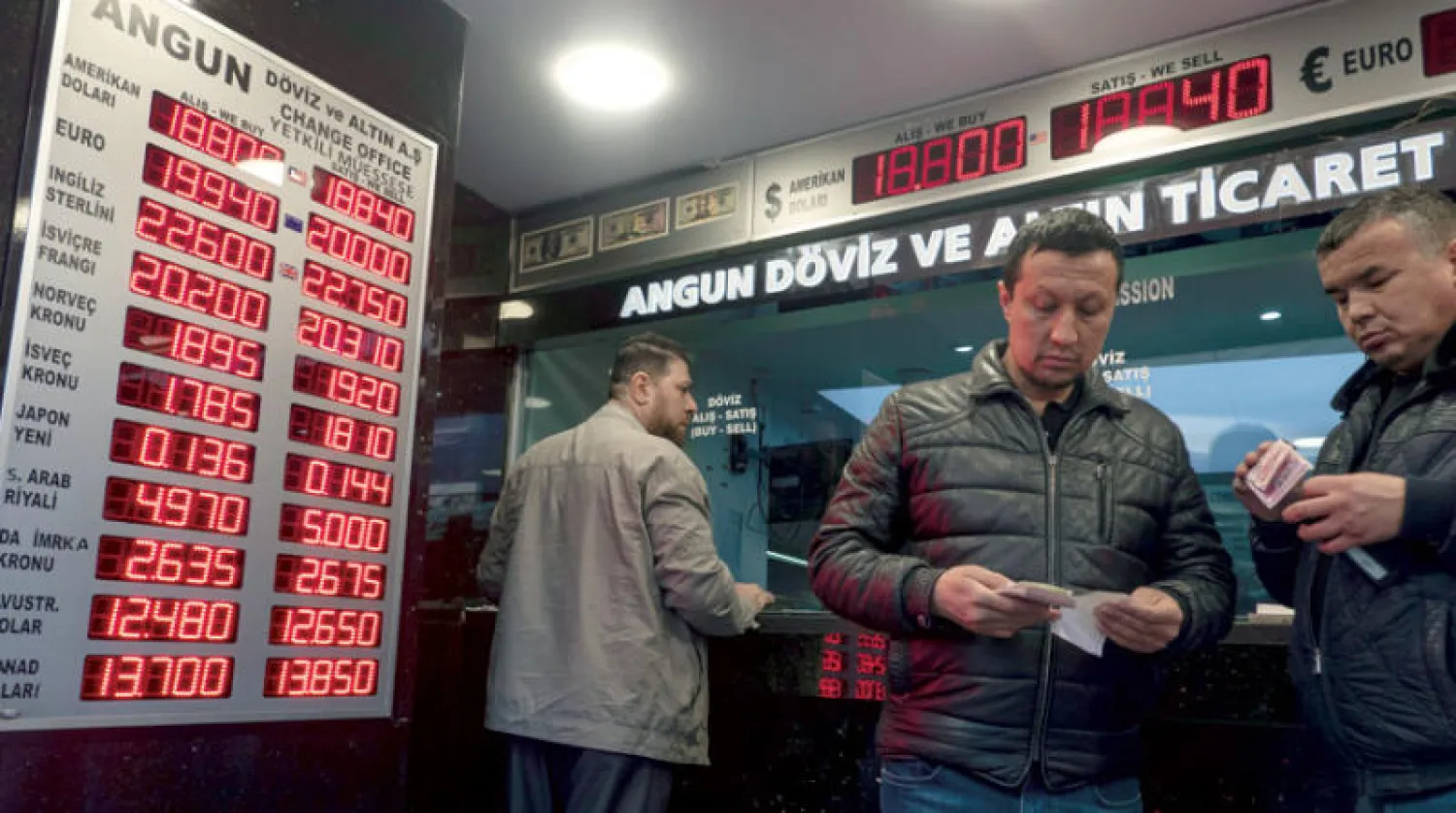 متعاملون يغيرون أموالهم في مكتب صرافة بإسطنبول (إ.ب.أ)