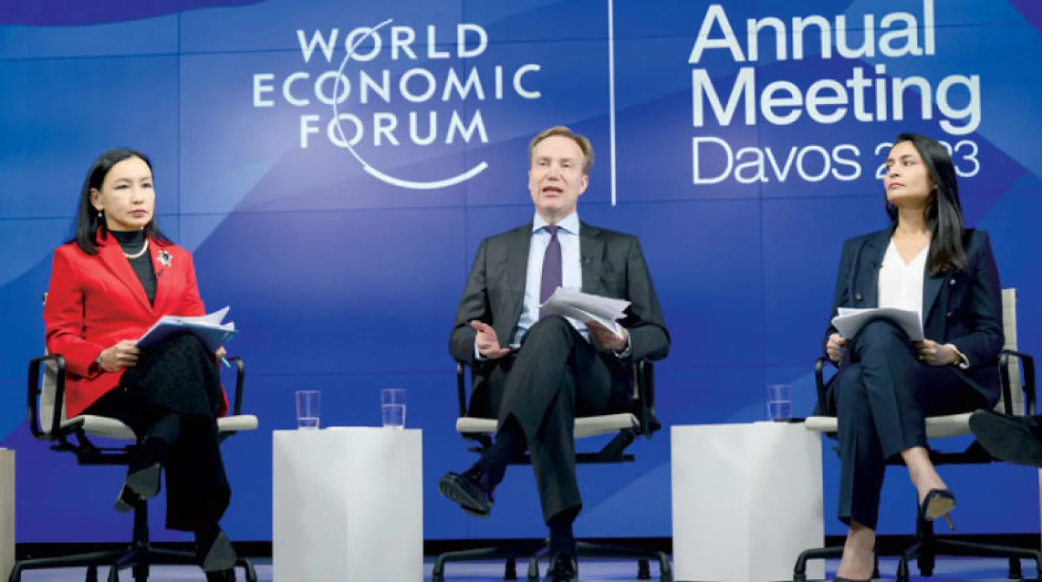 رئيس «منتدى دافوس» بورغ برنده متوسطاً المديرتين التنفيذيتين سعدية زاهدي (يمين) وميريك دوسك خلال مؤتمر صحافي تمهيدي لجلسات العام الحالي (إ.ب.أ)