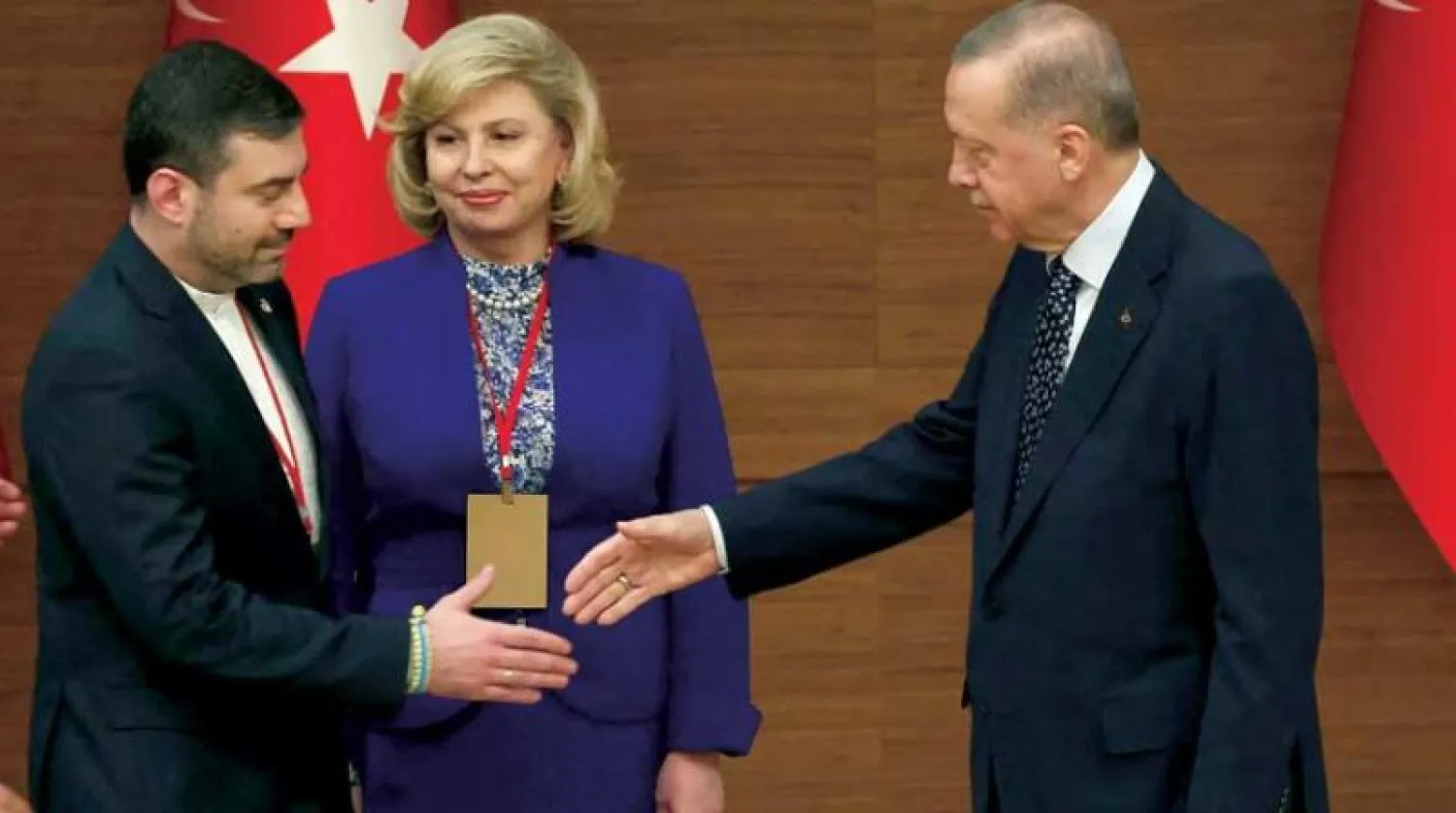 الرئيس التركي مع المفوضة السامية لحقوق الإنسان في روسيا تاتيانا موسكالكوفا ومحقق الشكاوى الأوكرانية دميترو لوبينيتس في أنقرة الأربعاء على هامش مؤتمر دولي تنظمه مؤسسة أمناء المظالم في تركيا حول «مستقبل حقوق الإنسان في القرن الـ21» (أ.ف.ب)