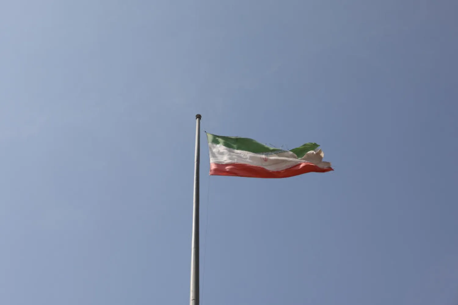 علم إيران فوق سجن افين بطهران في 17 أكتوبر 2022 (رويترز)