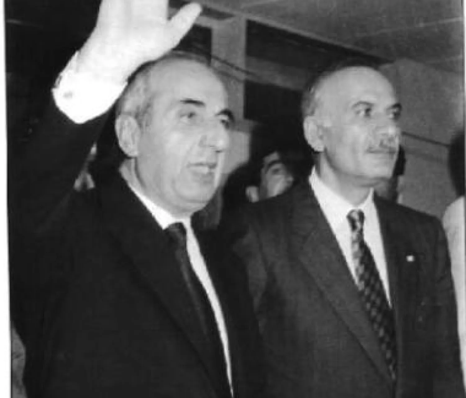 رينيه معوض يقسم اليمين بعد انتخابه أول رئيس بعد إقرار اتفاق الطائف وإلى جانبه رئيس مجلس النواب آنذاك حسين الحسيني