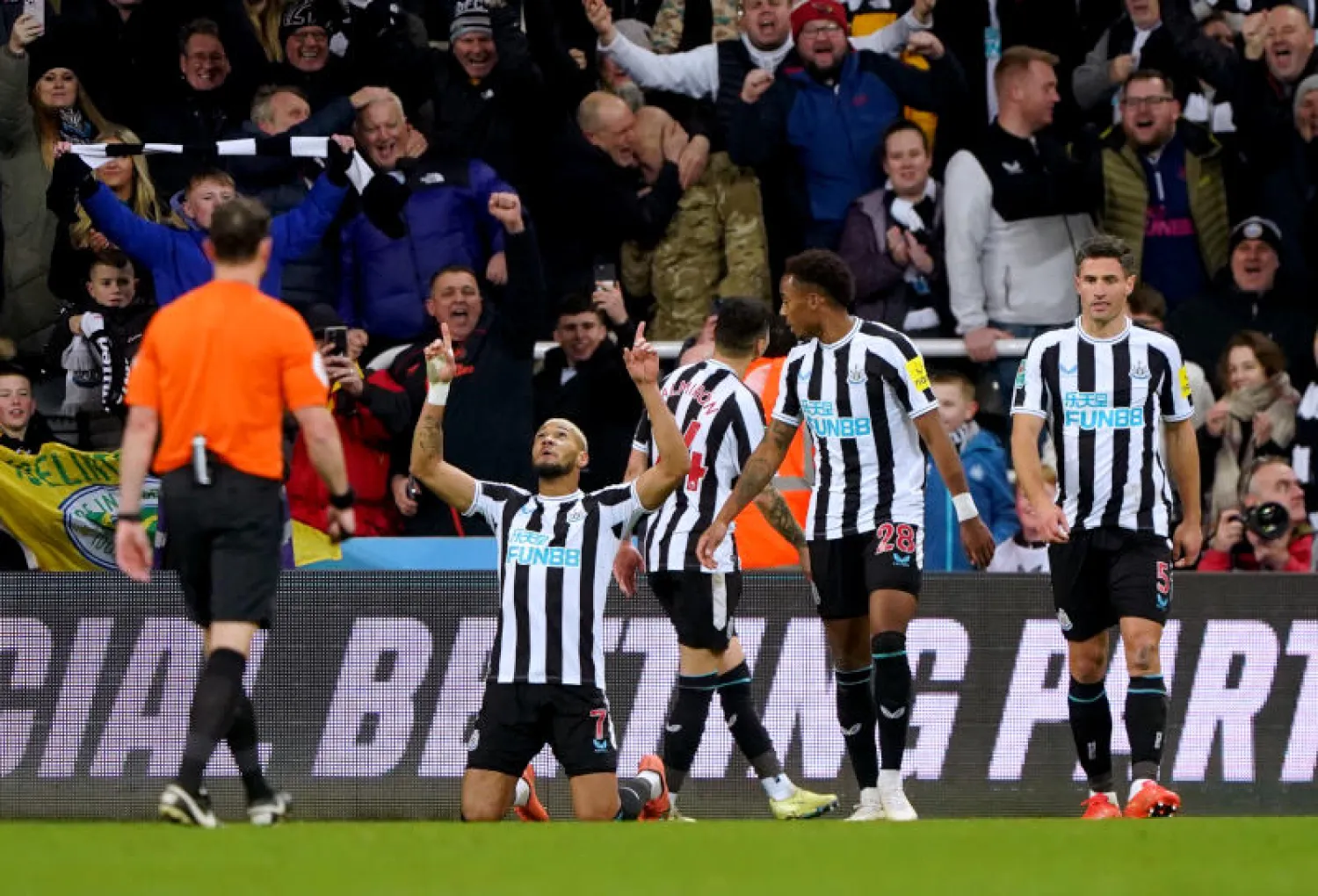 لاعبو نيوكاسل ينطلقون فرحاً بثنائيتهم في ليستر سيتي (رويترز)