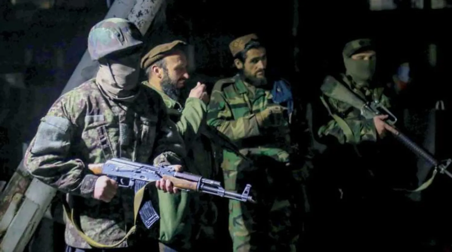 عناصر من «طالبان» يقفون في نوبة حراسة بموقع التفجير الإرهابي خارج مقر وزارة الخارجية الأفغانية (إ.ب.أ)