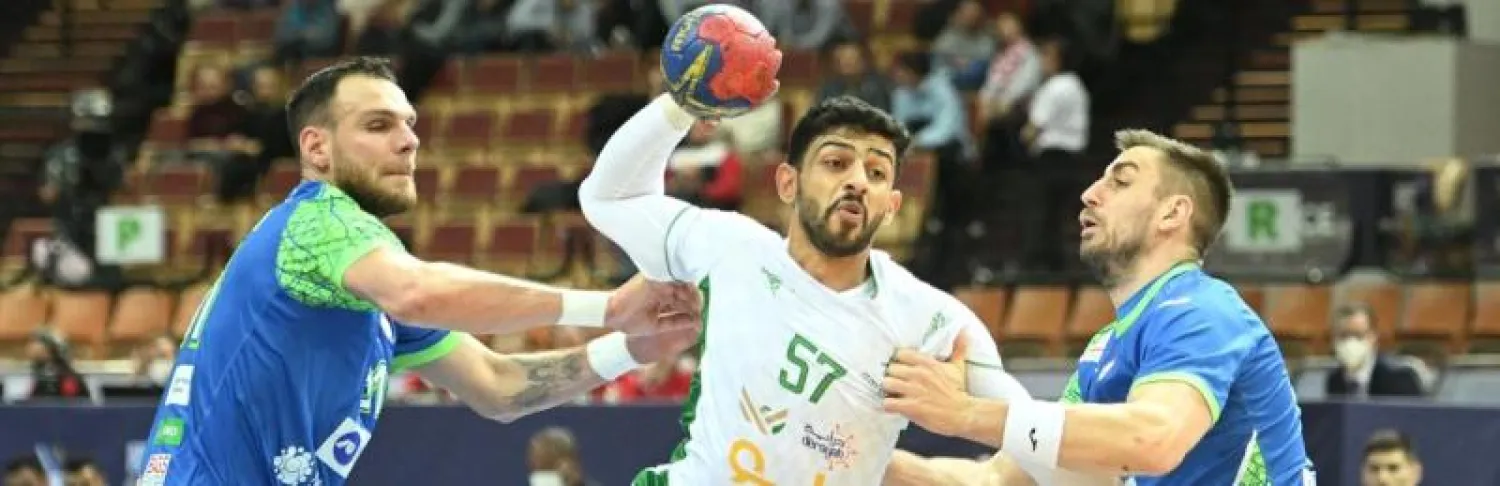 من مباراة الأخضر أمام سلوفينيا في مونديال كرة اليد (الشرق الأوسط)