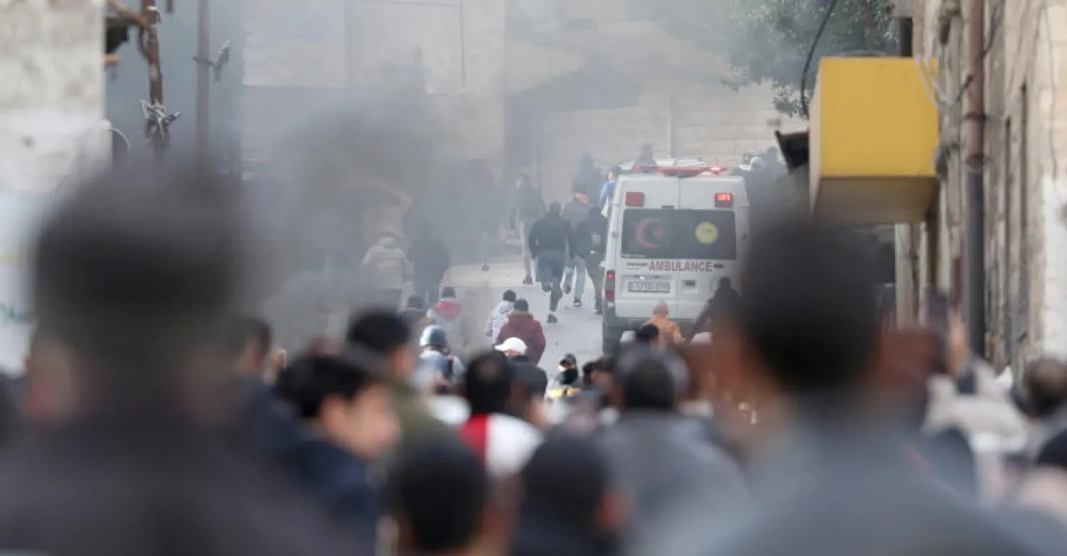 فلسطينيون يسعون للاحتماء خلال توغل عسكري إسرائيلي في نابلس (أ.ب.إ)