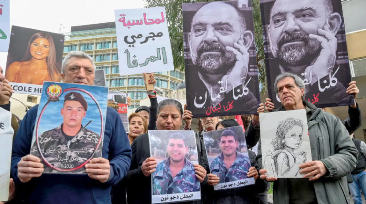 من اعتصام عدد من أهالي ضحايا انفجار المرفأ أمام قصر العدل أمس (إ.ب.أ)