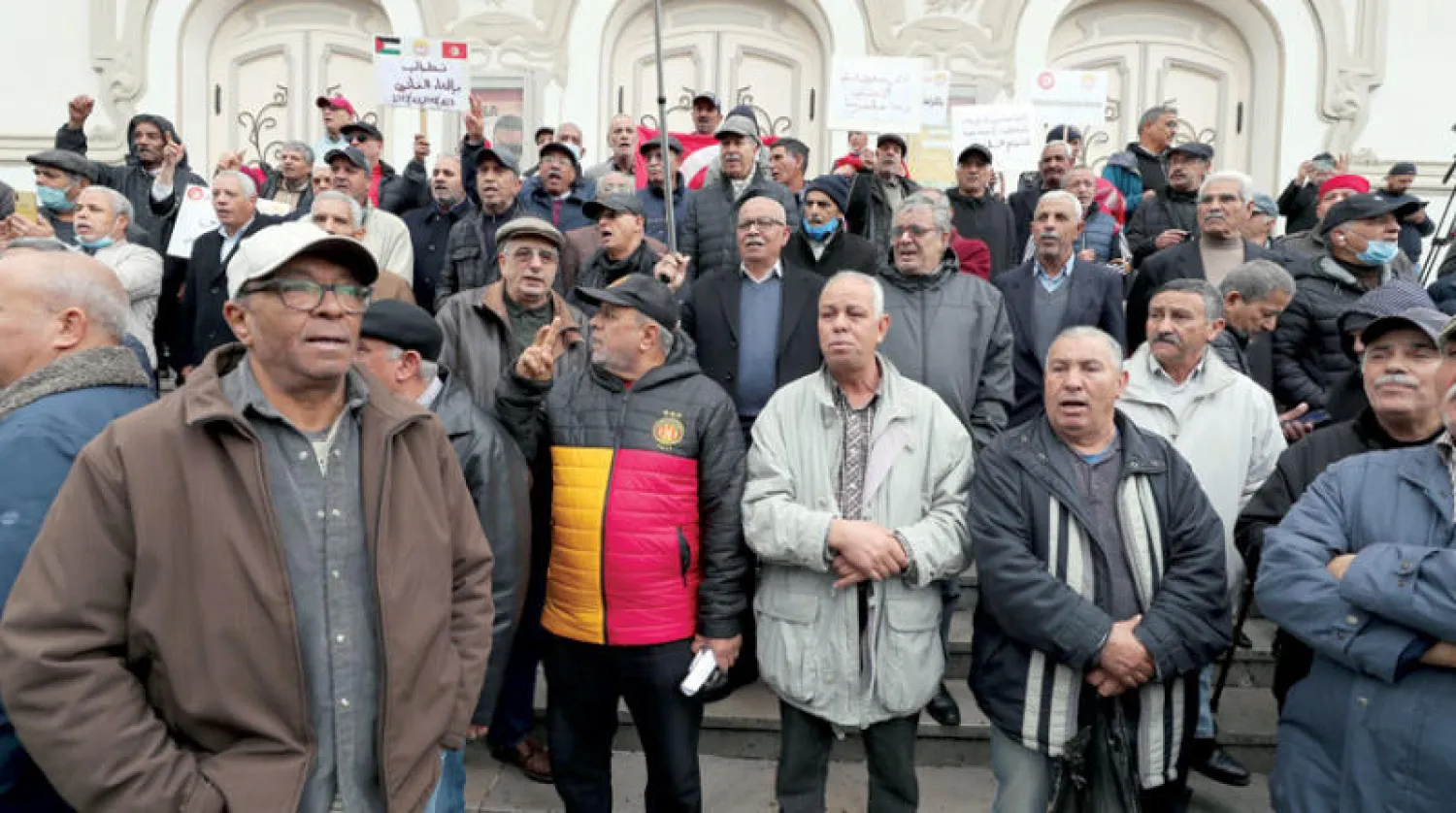 جانب من مظاهرة نظمها متقاعدون وسط العاصمة التونسية احتجاجاً على تدهور القدرة الشرائية (إ.ب.أ)