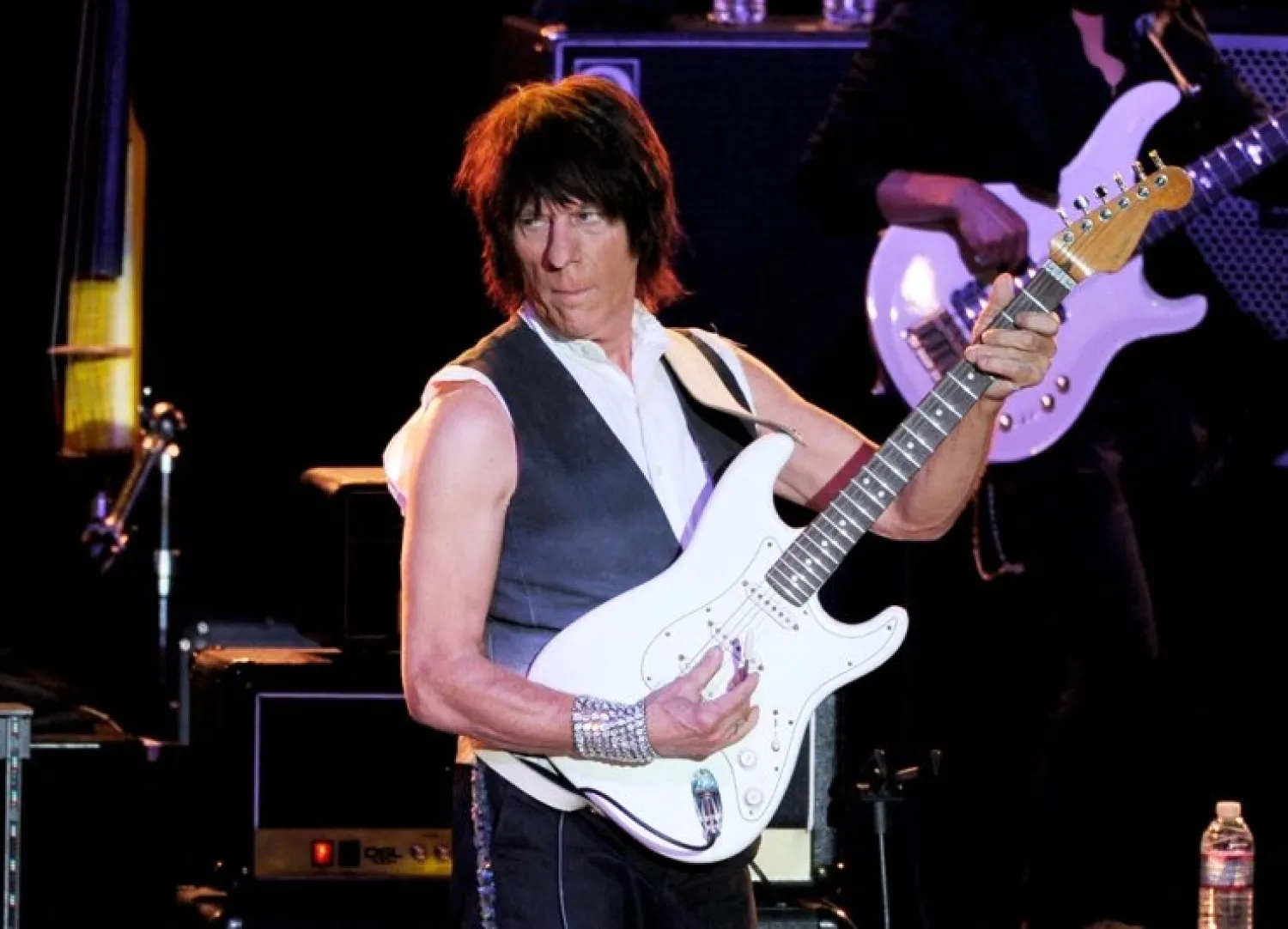 This file photo taken on Oct. 20, 2013 shows British guitarist Jeff Beck performing at the Greek Theatre in Los Angeles, California. AFP-Yonhap

