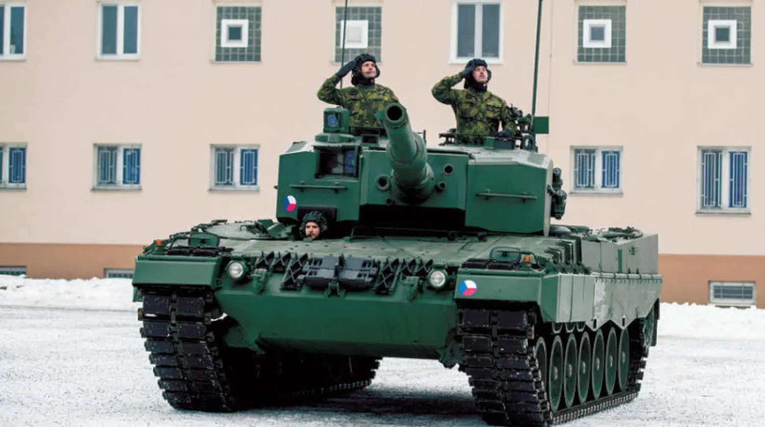 مدرعات «ليوبارد 2» الثقيلة الألمانية الصنع التي طالبت بها كييف لتحسين أدائها في أرض المعركة أمام الآلة العسكرية الروسية (إ.ب.أ)