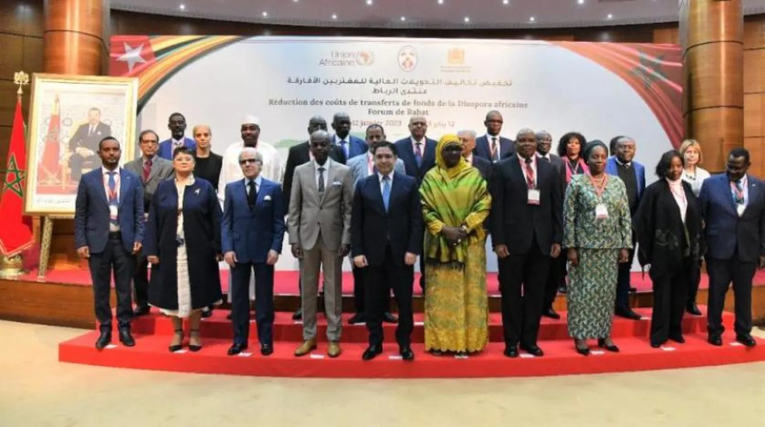 Rabat’ta düzenlenen forumun katılımcıları hatıra fotoğrafı çektirdiler. (Şarku’l Avsat)