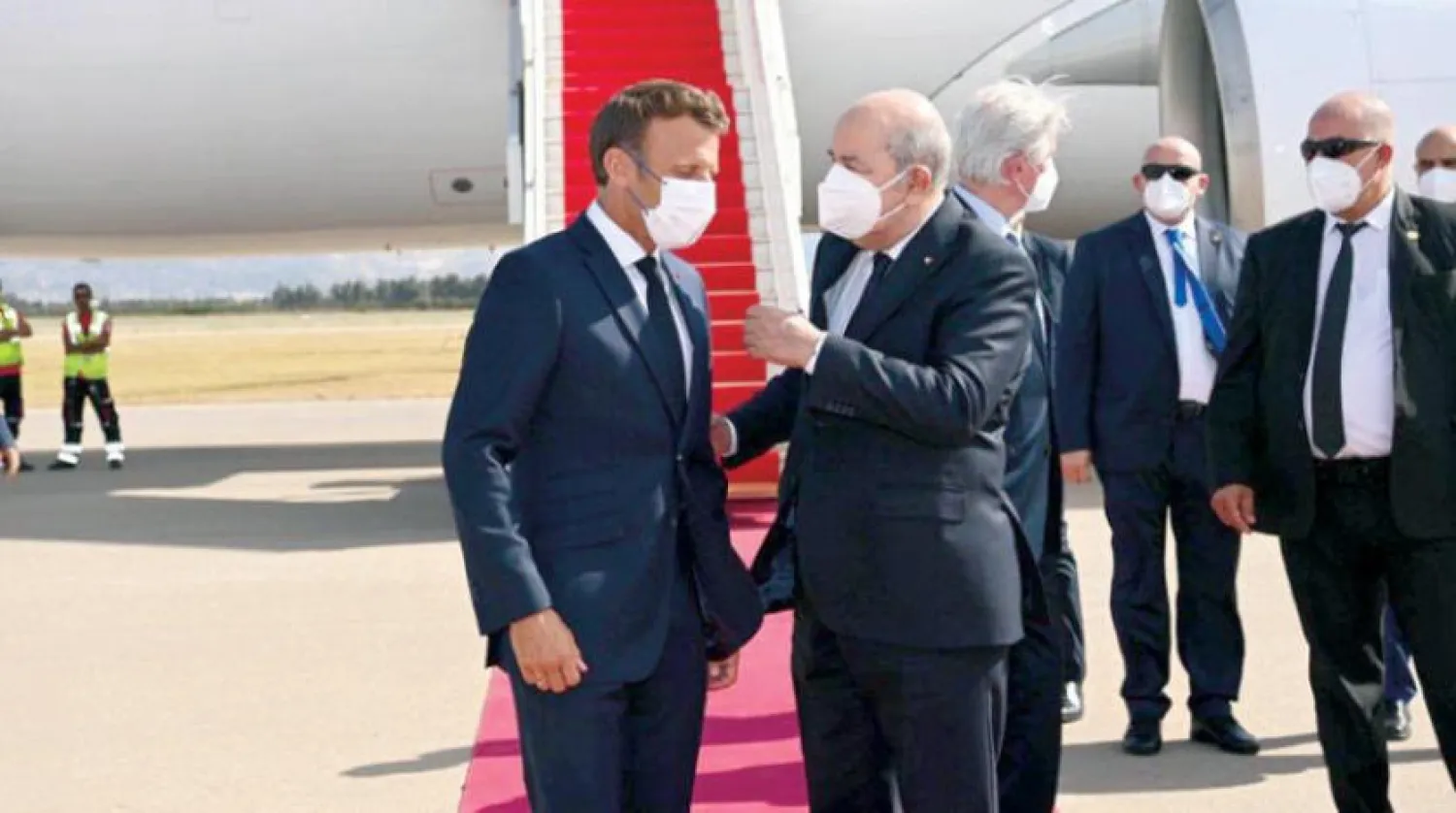  Cezayir Cumhurbaşkanı Tebbun geçtiğimiz ağustos ayında Fransız mevkidaşını Macron’u Cezayir Havaalanı’nda karşıladı. (Cezayir Cumhurbaşkanlığı)
