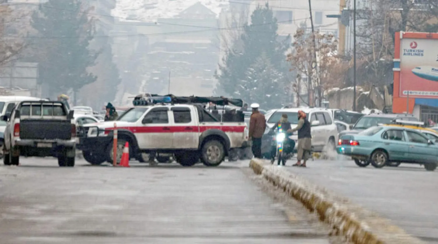عناصر «طالبان» يغلقون الطرق بعد التفجير الإرهابي خارج مقر وزارة الخارجية في العاصمة كابل (أ.ف.ب)