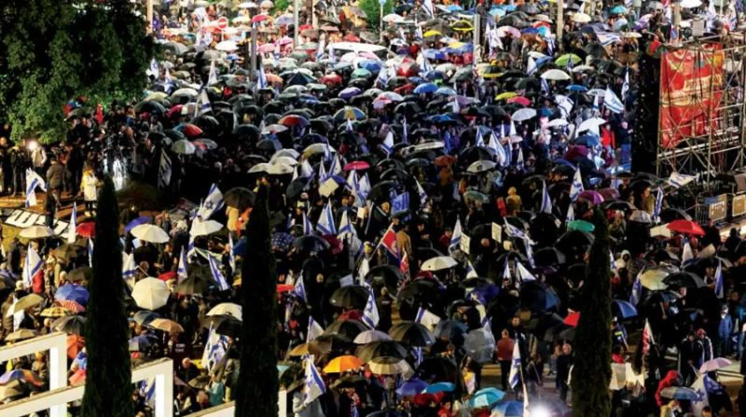 تل أبيب خلال مسيرة ضد حكومة نتنياهو مساء السبت (أ.ف.ب)