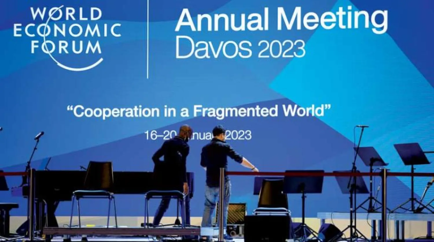 أثناء التحضير للمؤتمر أمس في دافوس بسويسرا (أ.ب)