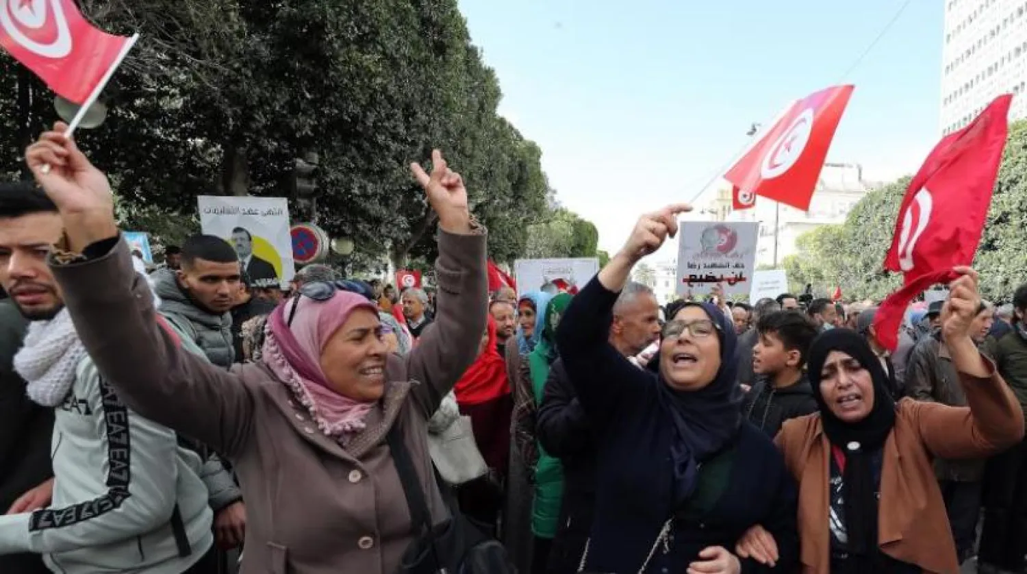 Tunus devriminin 12. yıl dönümünde başkent sokaklarında gerçekleştirilen gösterilerden bir kare (EPA) 