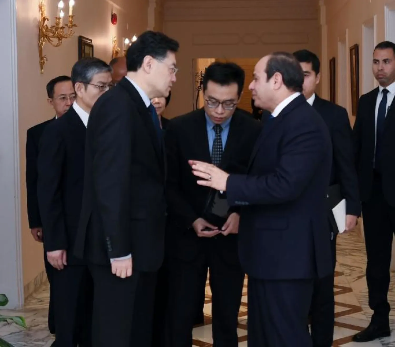 السيسي مستقبلاً وزير الخارجية الصيني في القاهرة (الرئاسة المصرية)