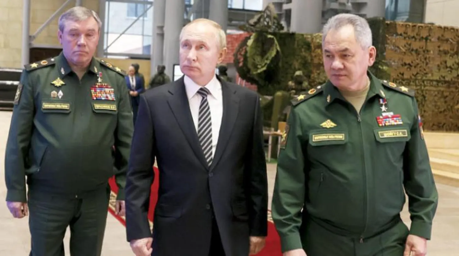Putin, Rusya Savunma Bakanı (sağda) ve on yıldır Rus askeri piramidinin tepesinde oturan Valeri Gerasimov'a arabuluculuk yapıyor (AP)