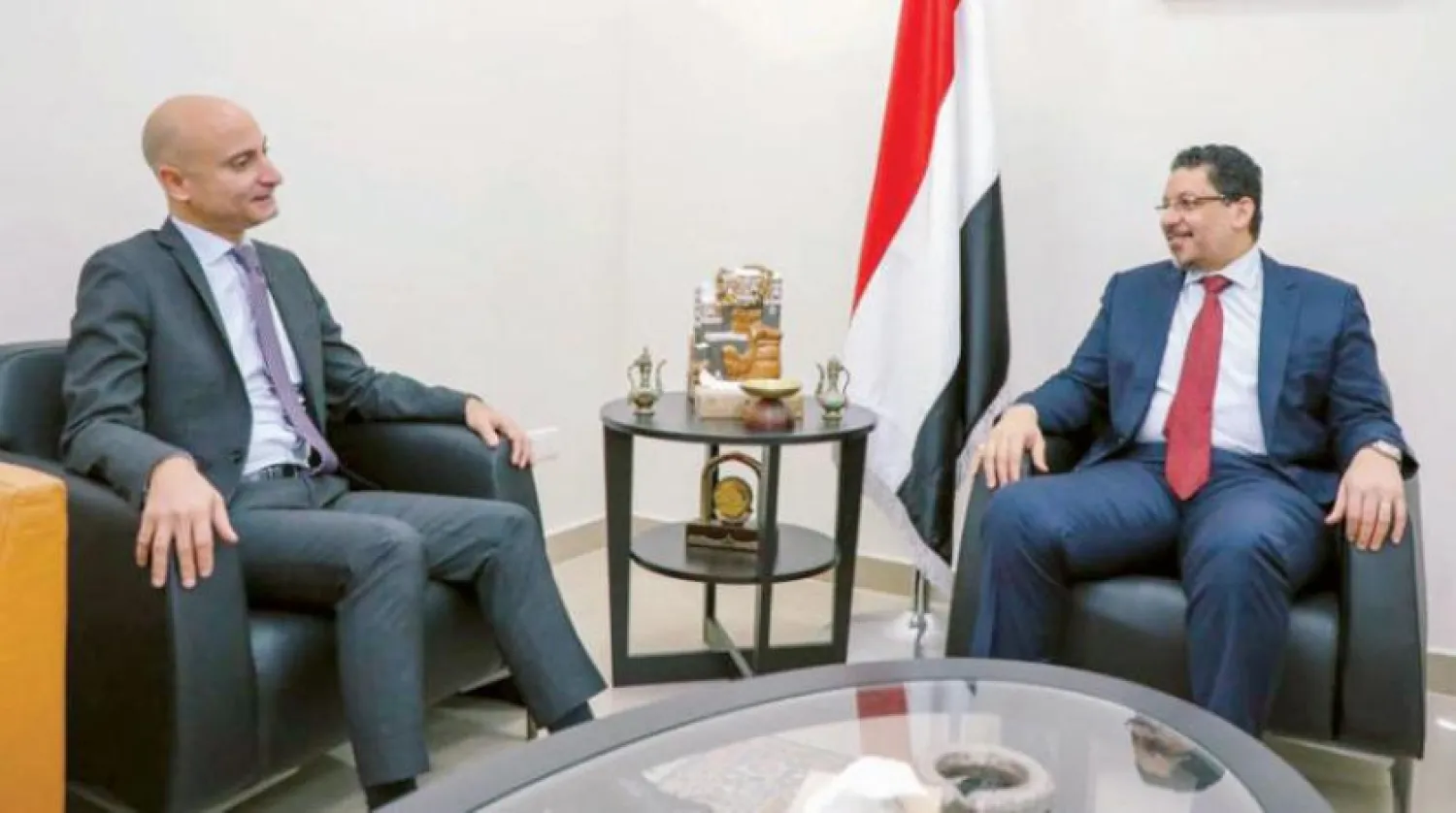 Yemeni Foreign Minister meets with the French ambassador in Riyadh (Saba News Agency)
